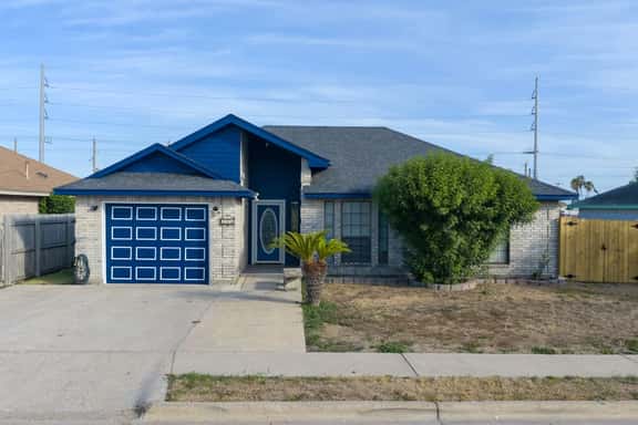 Stadium House Port Isabel - Image 1
